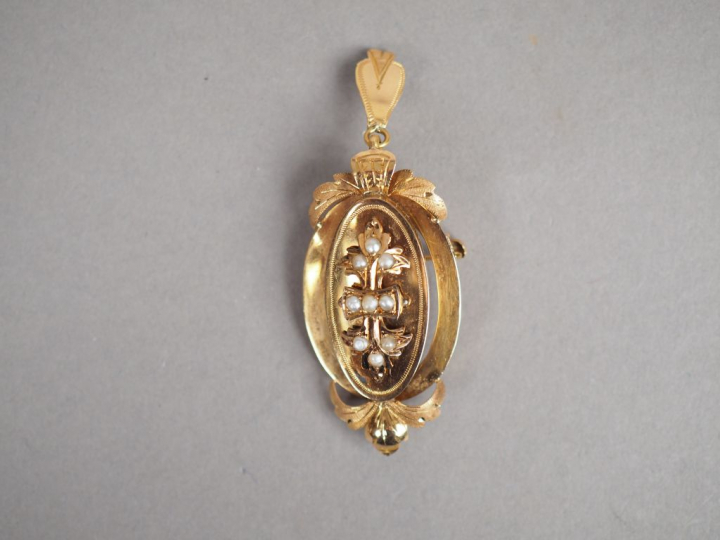 Pendentif transformable en broche Napoléon III en or jaune et perles, 