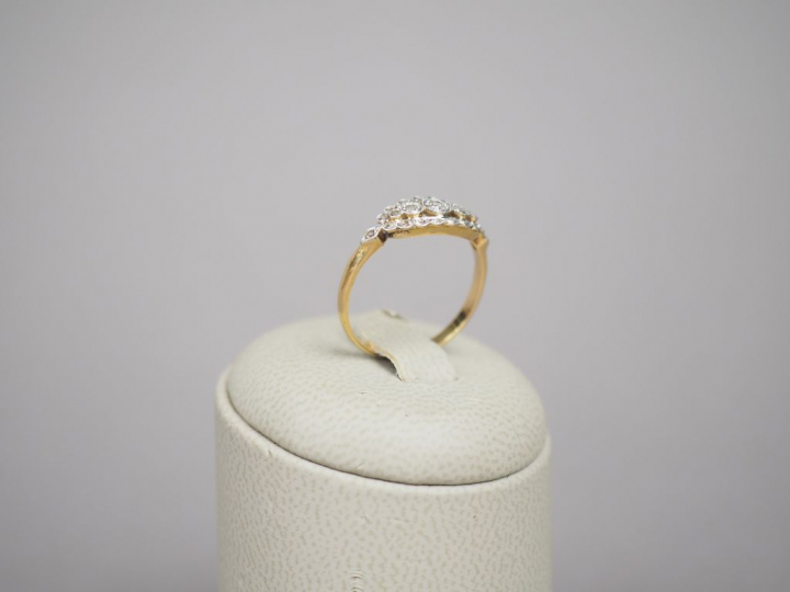 Bague en or jaune, ornée de petits diamants et d'éclats de diamants. T