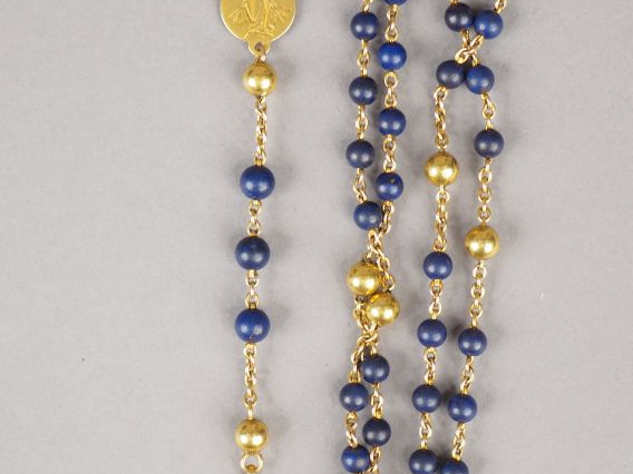 Chapelet en or jaune et lapis lazuli.  Poids tel. 28,01 g