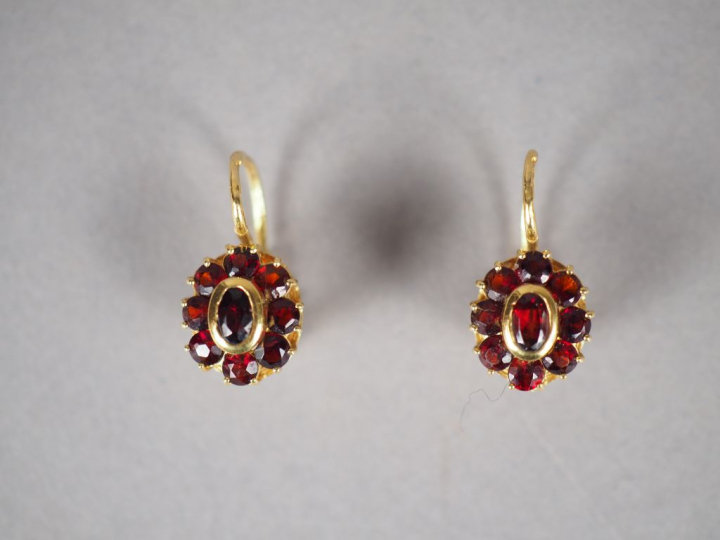Parure en or jaune et grenats. Comprenant : - une paire de boucles d'o