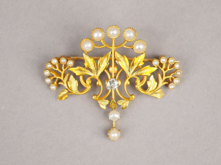 Broche en or jaune perles et diamant, à décor ajouré de banchage fleur