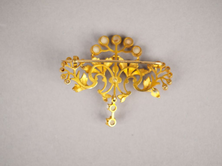 Broche en or jaune perles et diamant, à décor ajouré de banchage fleur