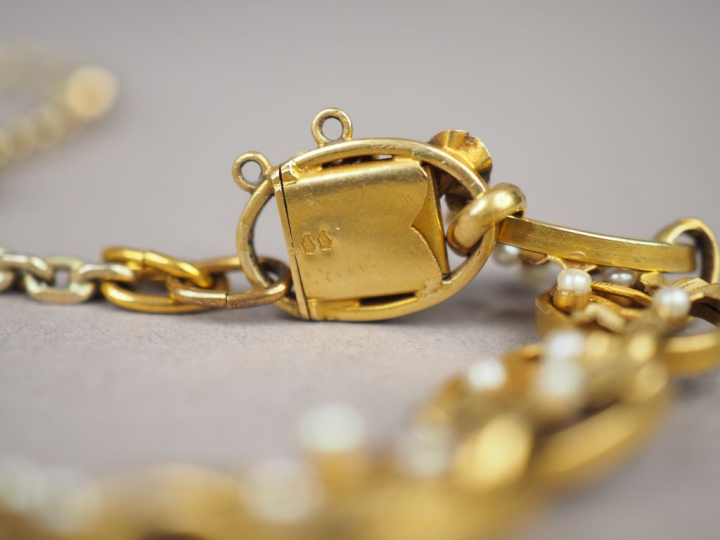 Bracelet transformé en collier ras de cou en or jaune et perles, médai