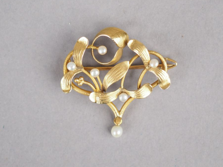 Broche de style Art Nouveau en or jaune et perles, à décor ajouré de g
