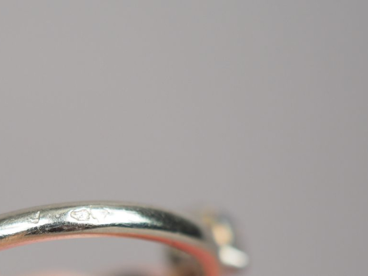 Bague "Toi   Moi" en or blanc, ornée en son centre d'une perle épaulée