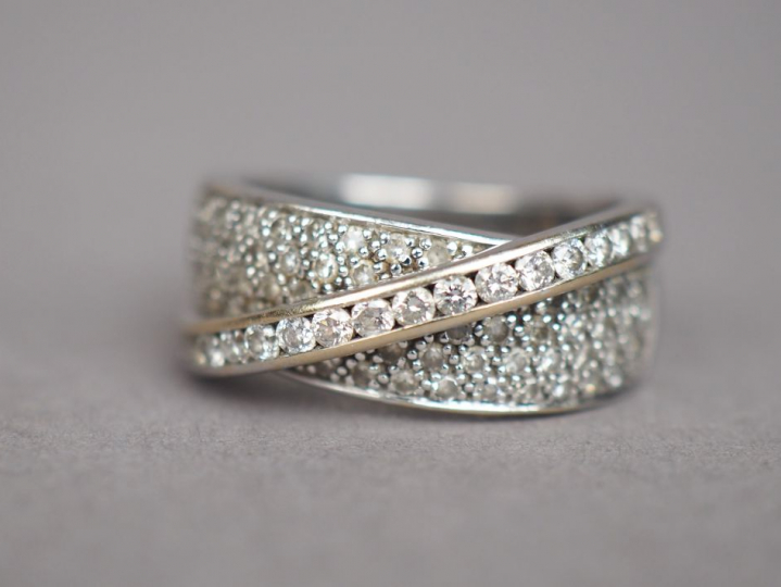 Bague en or blanc orné d'un pavage de diamants surmonté d'une lignes d