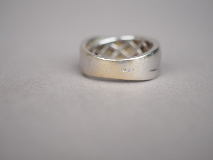 Bague en or blanc orné d'un pavage de diamants surmonté d'une lignes d