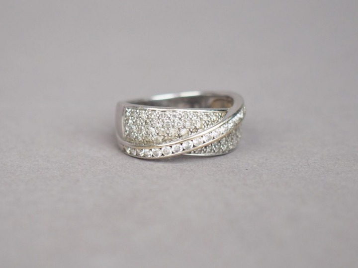 Bague en or blanc orné d'un pavage de diamants surmonté d'une lignes d