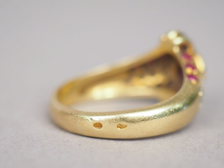 Bague en or jaune, à décor d'un noeud stylisé, ornée en son centre d'u