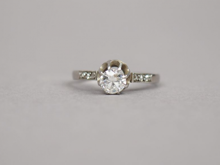 Bague en or blanc, ornée en son centre d'un solitaire d'environ 0,4 ct