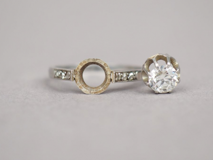 Bague en or blanc, ornée en son centre d'un solitaire d'environ 0,4 ct