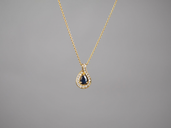 Pendentif en or jaune, saphir et diamants et sa chaine en or jaune. Po
