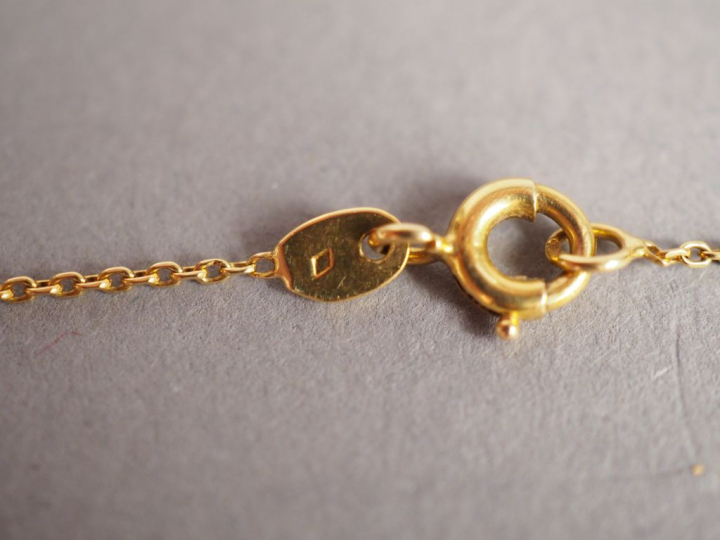 Pendentif en or jaune, saphir et diamants et sa chaine en or jaune. Po