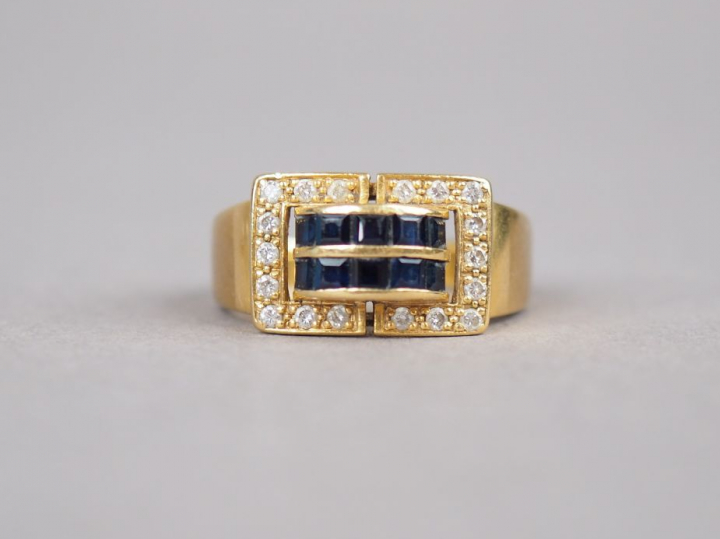 Bague pont en or jaune, ornée de deux lignes de saphirs calibrés entou