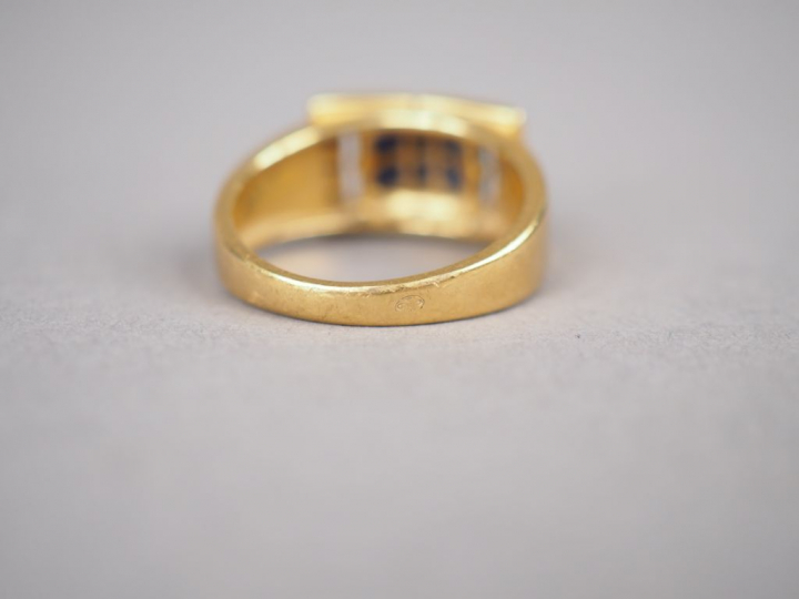 Bague pont en or jaune, ornée de deux lignes de saphirs calibrés entou