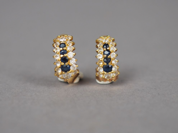 Paire de perces oreilles en or jaune, ornés d'une ligne de petites pie