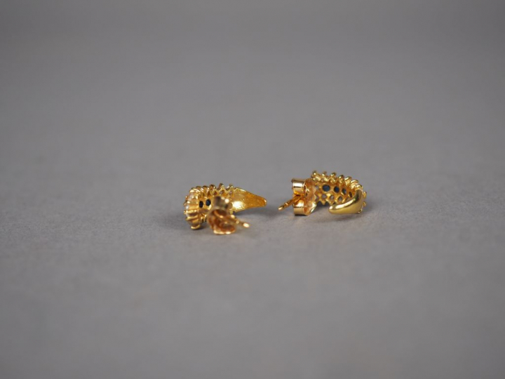 Paire de perces oreilles en or jaune, ornés d'une ligne de petites pie