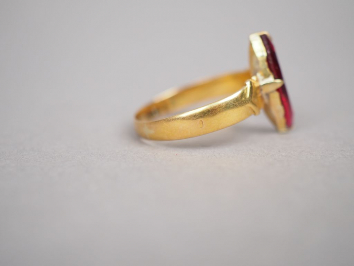 Bague en or jaune, ornée d'une pierre fantaisie rouge.  TDD. 63 Poids 