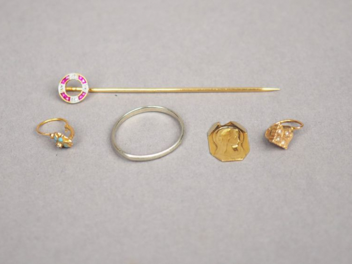 Ensemble comprenant :  - une boucle d'oreille en or jaune et perles. P