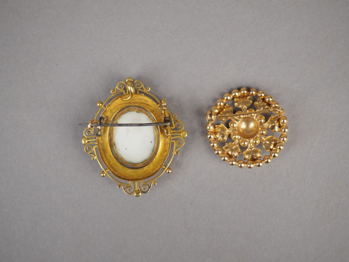 Ensemble comprenant :  - une broche circulaire en or jaune, à décor aj