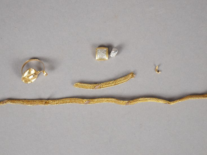 Lot comprenant un élément de bracelet et une boucle d'oreille en or ja