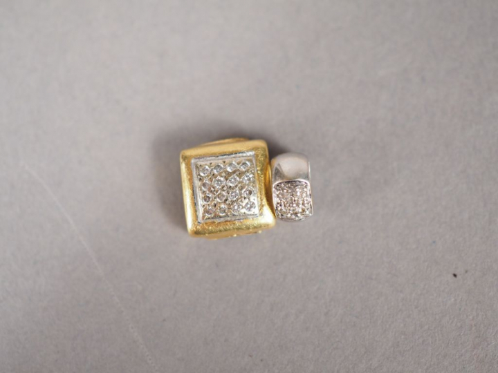 Lot comprenant un élément de bracelet et une boucle d'oreille en or ja