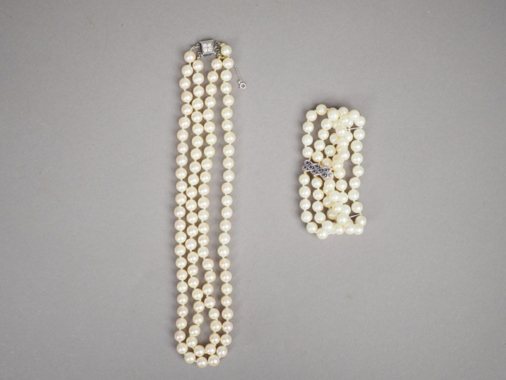 Collier de perles de culture double rangs. Fermoir en or blanc orné de