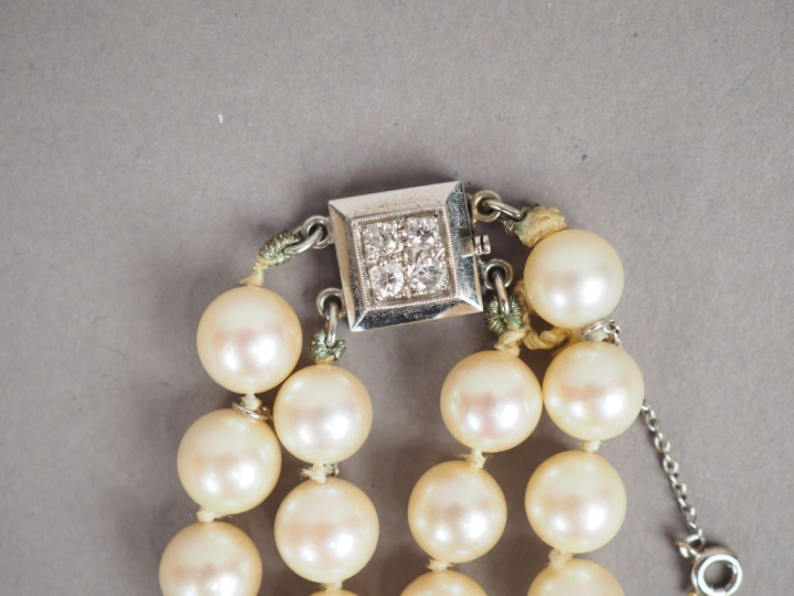 Collier de perles de culture double rangs. Fermoir en or blanc orné de