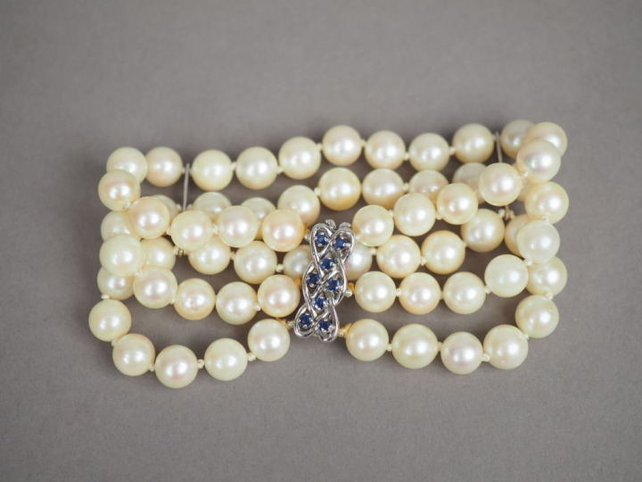 Collier de perles de culture double rangs. Fermoir en or blanc orné de