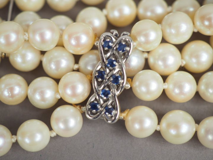 Collier de perles de culture double rangs. Fermoir en or blanc orné de