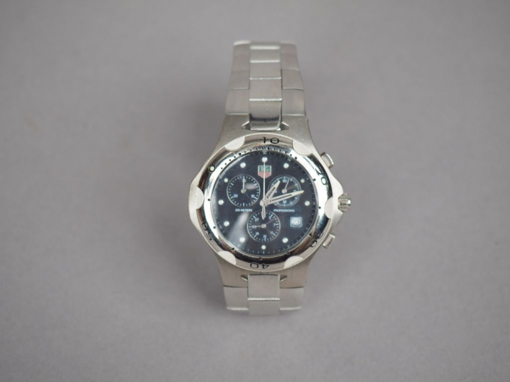 TAG HEUER.  Montre d'homme en acier, modèle "Professional 200 meters".