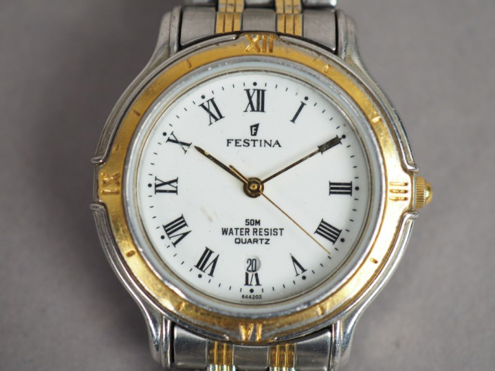 FESTINA. Montre de dame en acier.  Cadran à fond blanc, chiffres romai