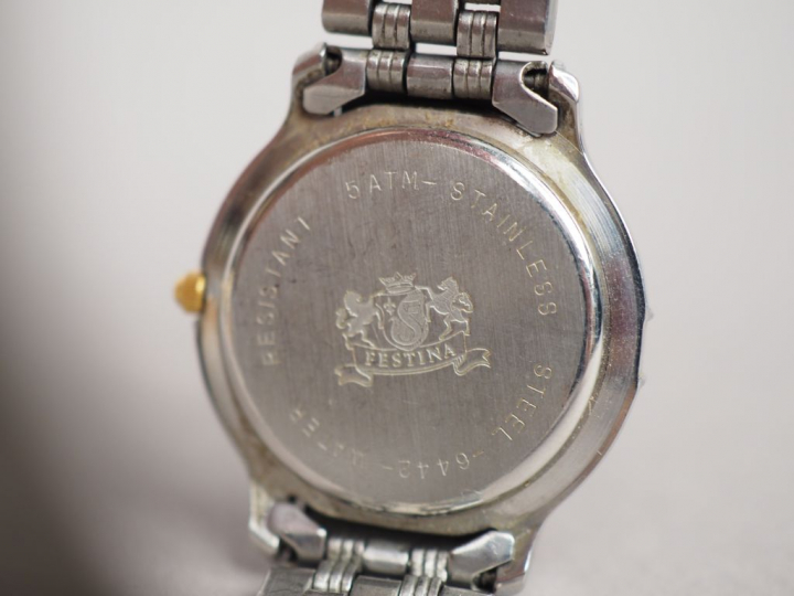 FESTINA. Montre de dame en acier.  Cadran à fond blanc, chiffres romai