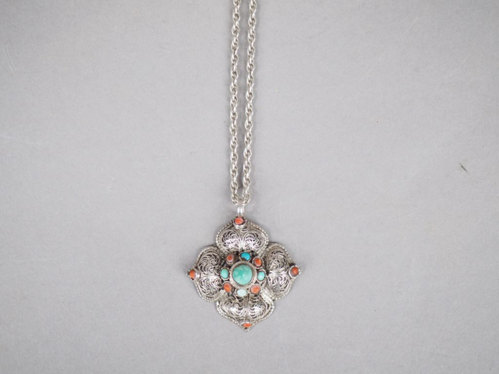 Pendentif berbère et sa chaine en argent bas-titre, à décor de pierres