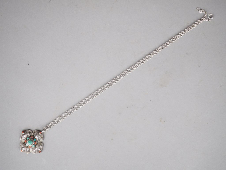 Pendentif berbère et sa chaine en argent bas-titre, à décor de pierres