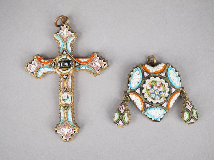 Ensemble comprenant deux pendentifs en micro-mosaïques, l'un en forme 