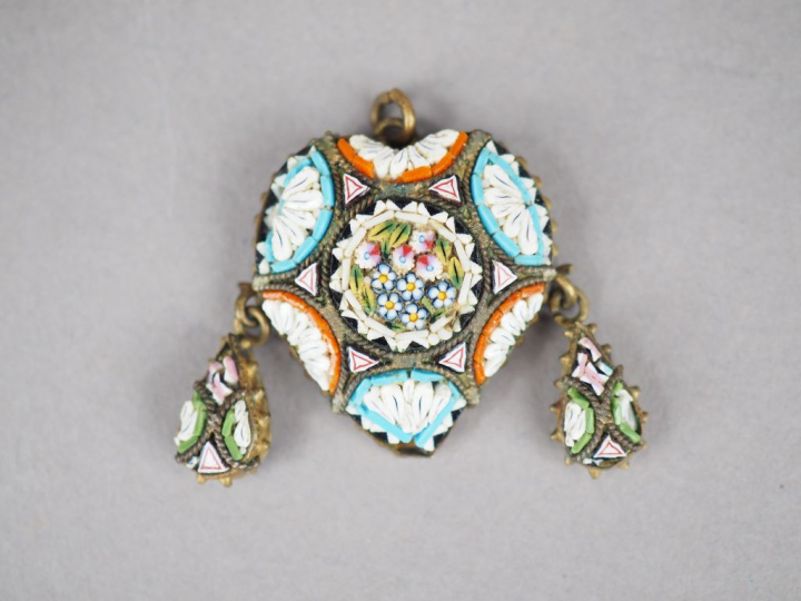 Ensemble comprenant deux pendentifs en micro-mosaïques, l'un en forme 