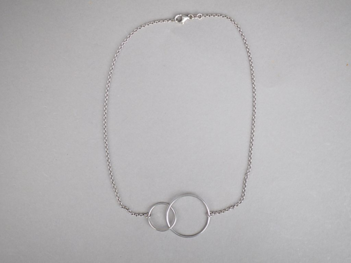 Collier en argent, à décor de deux cercles entrelacés. Poids. 5,55 g
