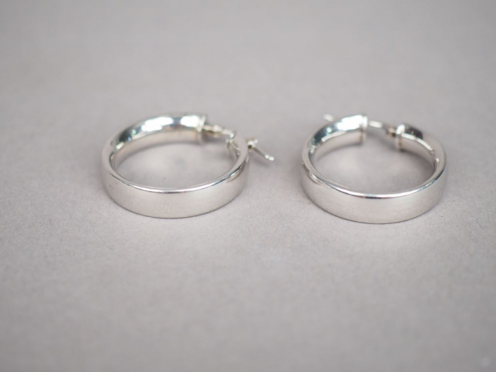 Paire de créoles en argent.  Poids. 5,40 g