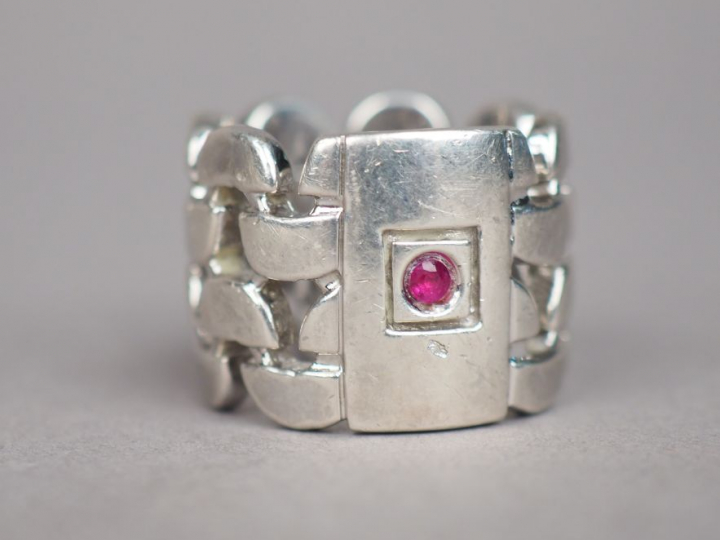 Bague en argent ajouré, à décor d'une pierre de couleur rouge. TDD. 50