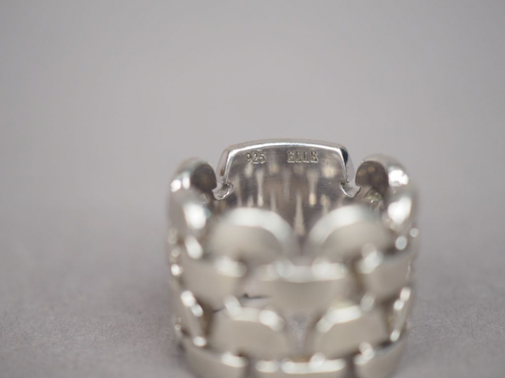 Bague en argent ajouré, à décor d'une pierre de couleur rouge. TDD. 50