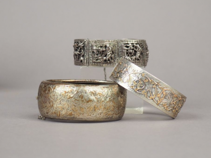 Ensemble comprenant trois différents bracelets en argent. Poids. 111,9