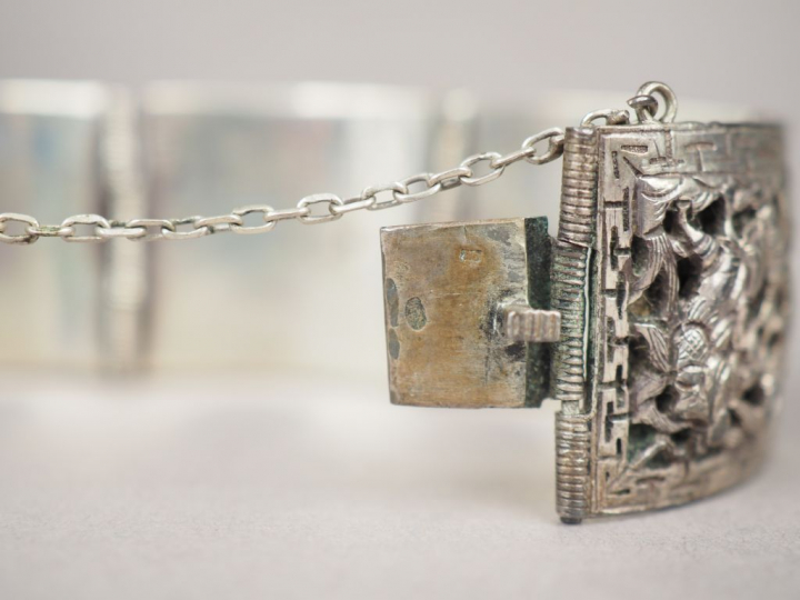 Ensemble comprenant trois différents bracelets en argent. Poids. 111,9