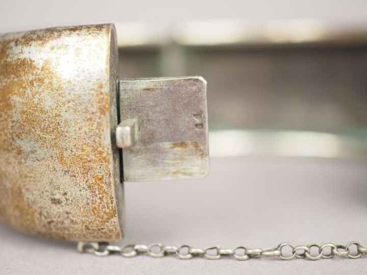 Ensemble comprenant trois différents bracelets en argent. Poids. 111,9