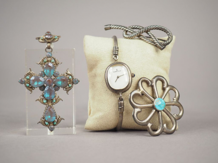 Ensemble comprenant :  - une broche en argent en forme de fleur ornée 