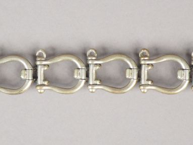 Bracelet articulé en argent, maillons en forme d'étriers.  Long. 19,5 