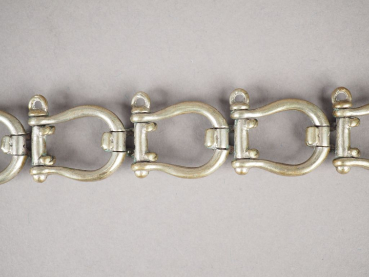 Bracelet articulé en argent, maillons en forme d'étriers.  Long. 19,5 