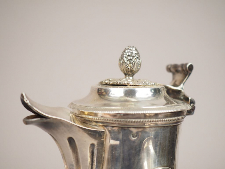 Verseuse tripode en argent, poinçon Minerve, poinçon au premier coq, p