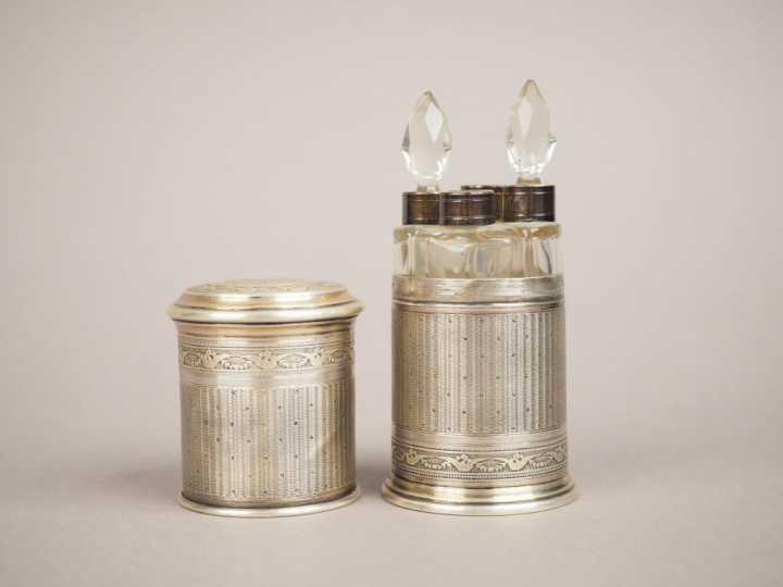 Nécessaire à parfum Napoléon III de style Louis XVI en cristal et arge