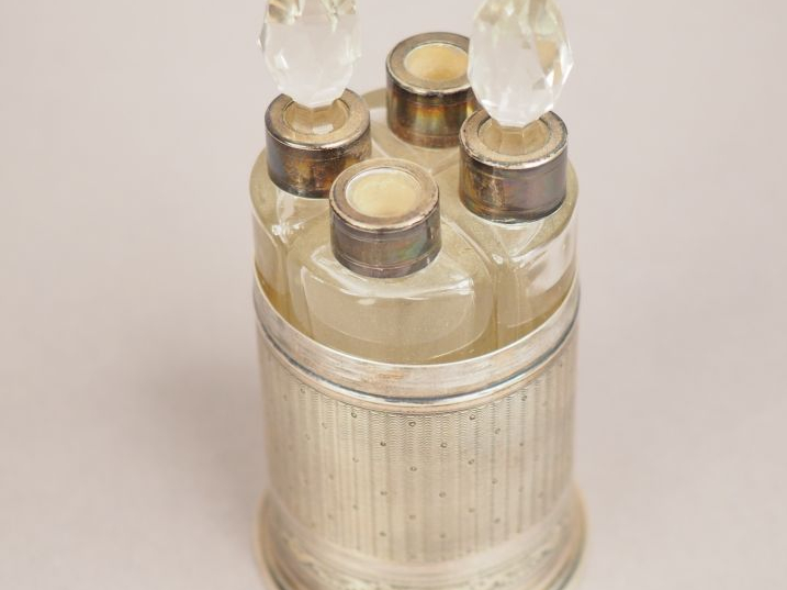 Nécessaire à parfum Napoléon III de style Louis XVI en cristal et arge